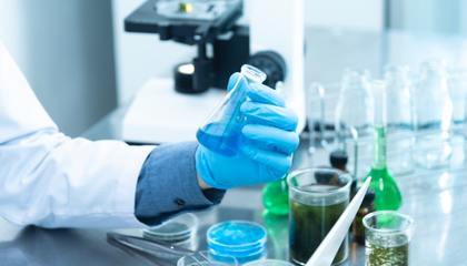 監管升級與創新驅動 國藥監新規引領美妝產業深度洗牌與生物化工研發新機遇
